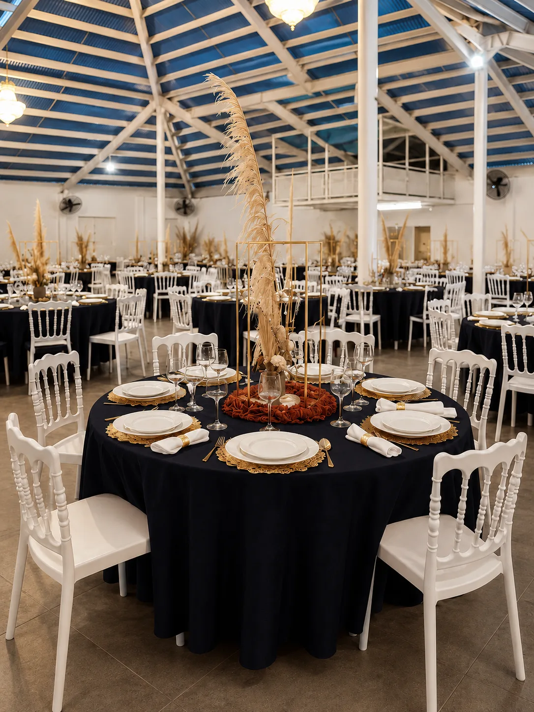 Salle de réception, nappes noires, chaises Napoléon blanches